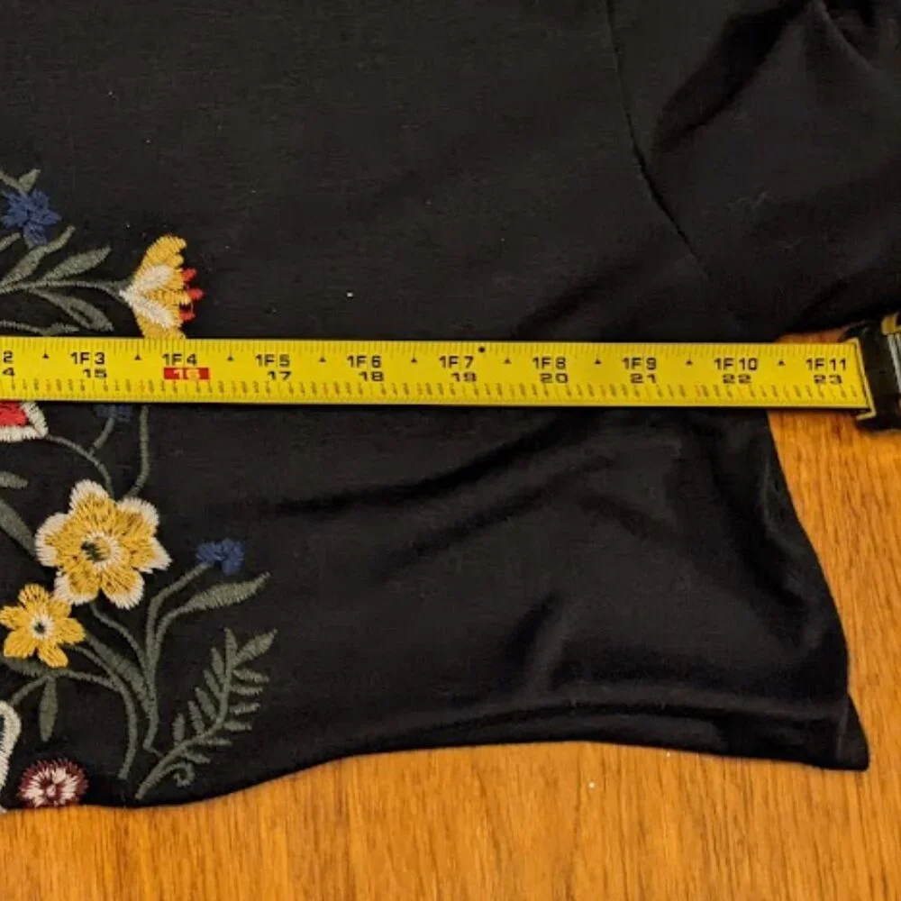 "Les Amis" Floral Embroidered Tee in Size L - Picture 5 of 16